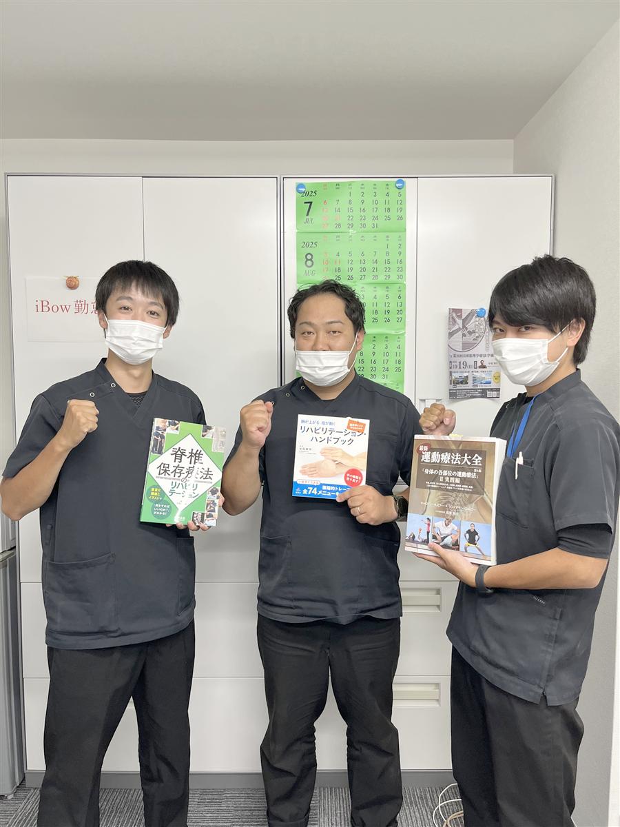 事務所で働くスタッフ